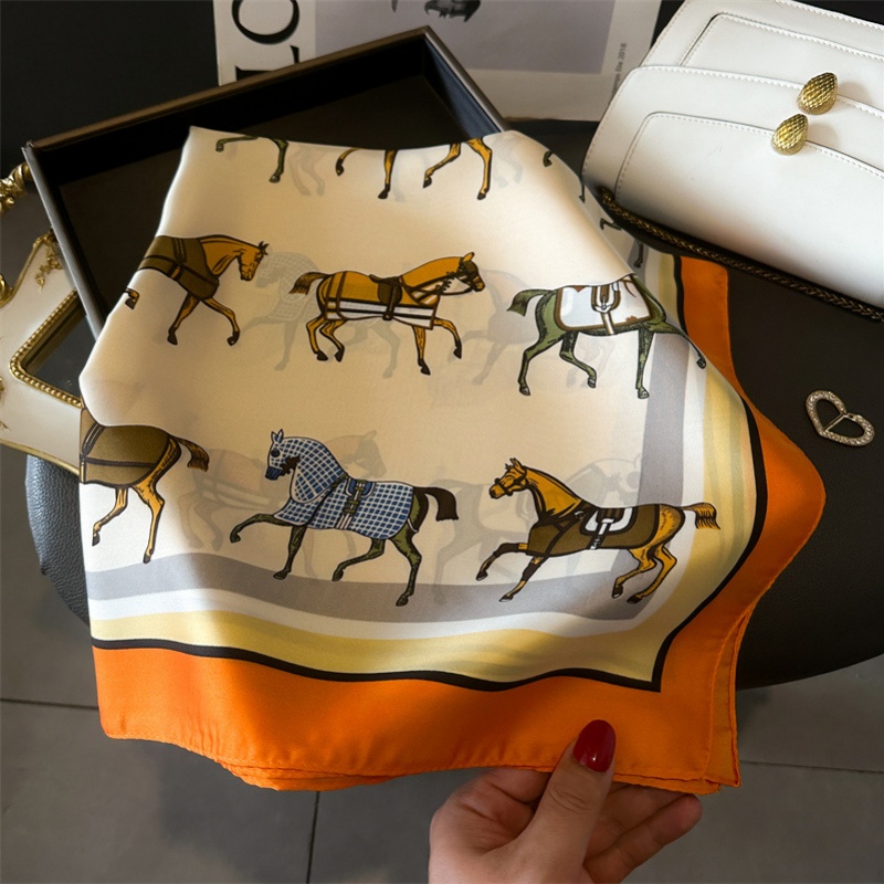 Women Accessories Brands - Lenço Quadrado de Seda com Estampa