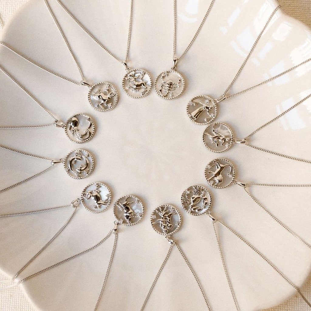 Coin Necklace Delicate - Colar com Pingente de Moeda, Incrustado